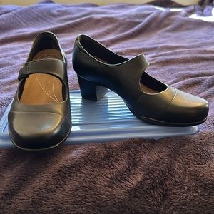 Clarks Artisan 2” black pumps women’s 8W Leather Mary Jane/T-Strap